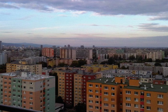 Ilustračný obrázok k článku Mŕtvy muž pod oknami paneláka v Petržalke. Polícia vyšetruje príčinu smrti