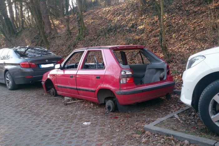 Ilustračný obrázok k článku Z ulíc Karlovej Vsi zmizlo v minulom roku 52 nepoužívaných áut