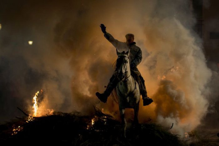 Ilustračný obrázok k článku KURIOZITA DŇA: Španieli si uctili patróna zvierat divokou jazdou cez plamene