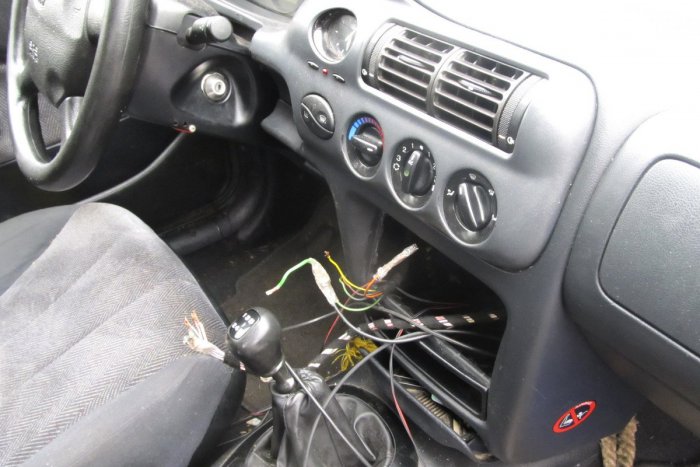 Ilustračný obrázok k článku Na Klokočine sa rozmohli krádeže: Jedno auto ostalo bez kolies iné bez rádia