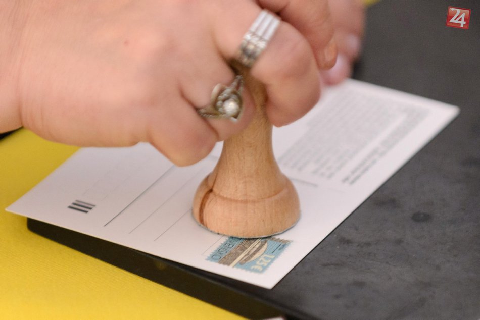 Ilustračný obrázok k článku FOTO: Novú poštovú známku slávnostne uviedli v Nitre, zobrazuje Aulu maximu SPU