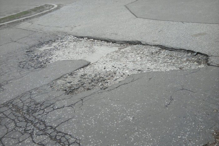 Ilustračný obrázok k článku RADÍME: Poškodenie vozidla spôsobené výtlkom na ceste hradí poisťovňa