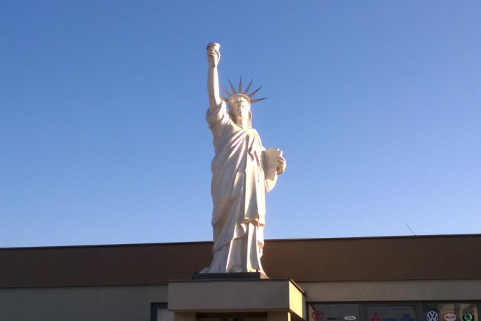 Ilustračný obrázok k článku Napodobenina slávnej Sochy slobody stojí kúsok od Bratislavy