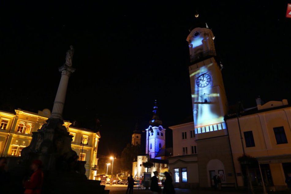 Ilustračný obrázok k článku Barbakan či Hodinová veža? Bystrické dominanty onedlho zažiaria modrou farbou