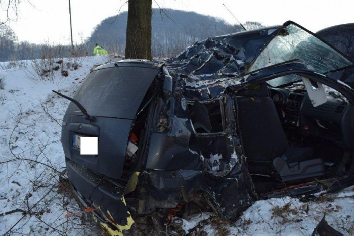 Ilustračný obrázok k článku FOTO z miesta tragédie pri Lučenci. Mladý vodič neprežil náraz do stromu!