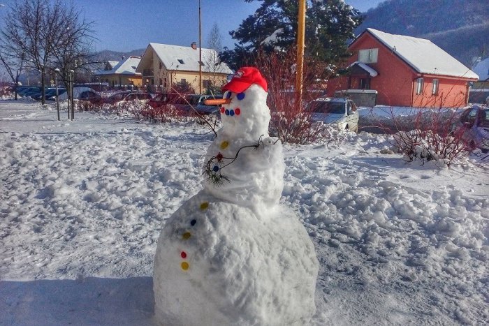 Ilustračný obrázok k článku Humenčania ukázali, akí sú šikovní: Dni nám spríjemňujú utešení snehuliaci, FOTO