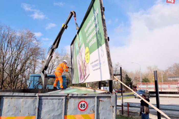 Ilustračný obrázok k článku Nelegálna reklama na súkromných pozemkoch. Kto ju pomôže mestu odstrániť?