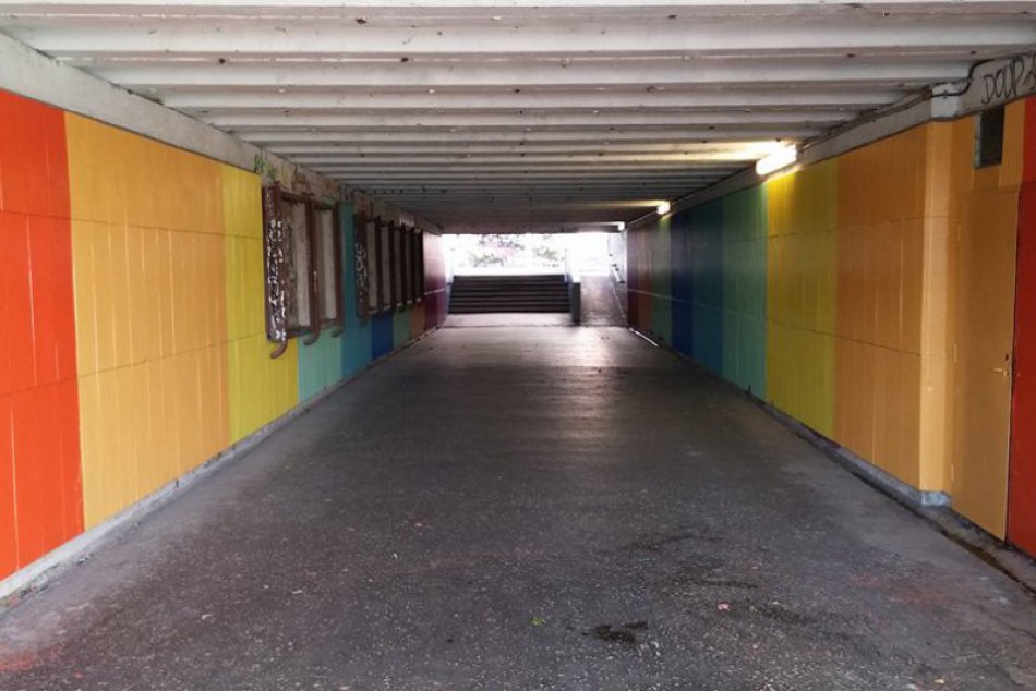 Ilustračný obrázok k článku Zanedbaný podchod pod Prievozskou dostal vďaka dobrovoľníkom dúhový vzhľad