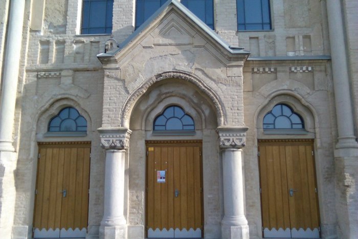 Ilustračný obrázok k článku FOTO: Pýcha Lučenca aj s chybičkami krásy. Kedy zmiznú praskliny zo Synagógy?