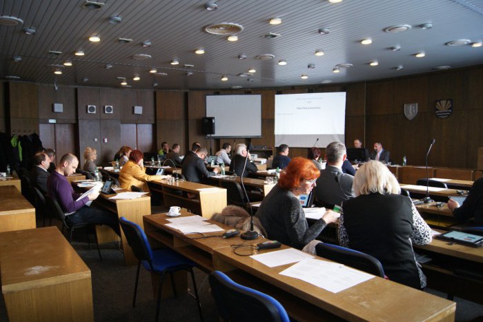 Ilustračný obrázok k článku Rokovanie žiarskych poslancov: Odvolali Jozefa Tomčániho