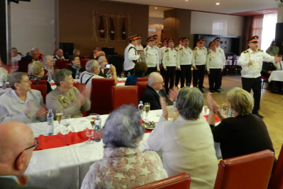 Ilustračný obrázok k článku Stretnutie s predstaviteľmi mesta Svit: Seniorov potešila veľká účasť