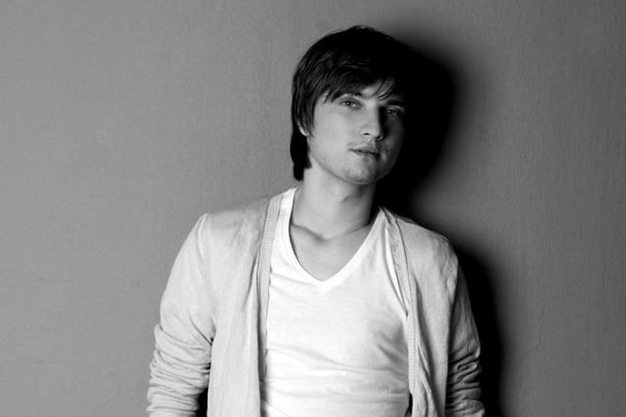 Ilustračný obrázok k článku Idol z televíznych súťaží má nový singel: Košičan Tomáš Buranovský sám sebou, VIDEO