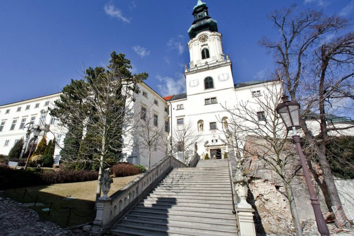 Ilustračný obrázok k článku Hradná katedrála veriacich neodmieta: Modlia sa v určitých hodinách