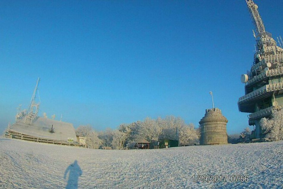 Ilustračný obrázok k článku FOTO, VIDEO: Zubaté slnko nad Nitrou, do takejto krásy sa ráno prebúdza Zobor