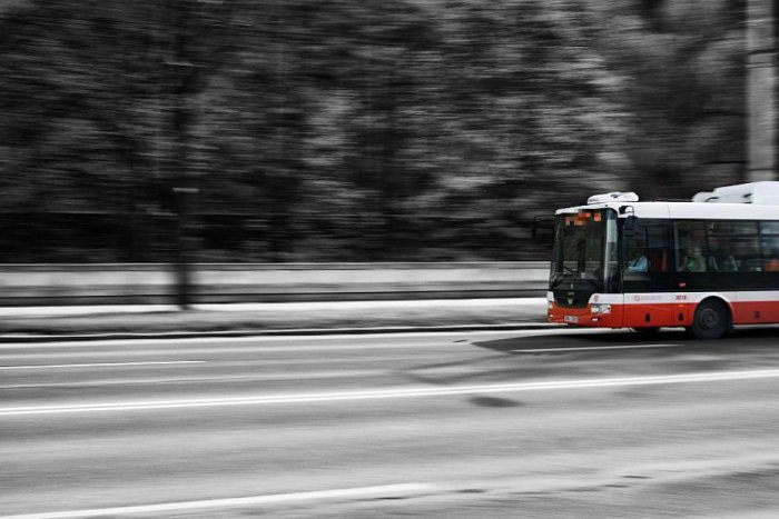 Ilustračný obrázok k článku Sneh sa postaral o kuriozitu v bystrickej MHD. Vodič musel spojiť sily s cestujúcimi