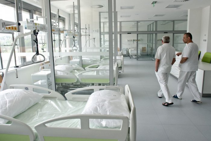 Ilustračný obrázok k článku Na lôžkových oddeleniach v nemocnici v Nitre je zákaz návštev: Dôvodom je chrípka