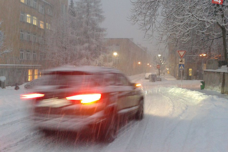 Ilustračný obrázok k článku Bystričania, majte sa na POZORE! Pred snežením platí už VÝSTRAHA 2. stupňa