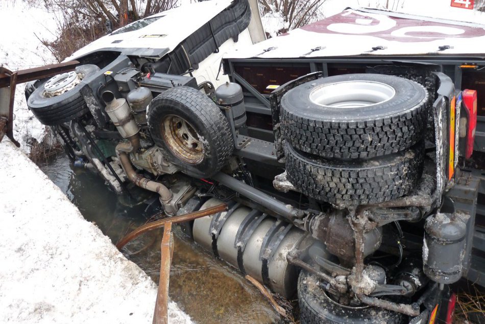 Ilustračný obrázok k článku Dopravná nehoda neďaleko Považskej: Kamión skončil v potoku! FOTO