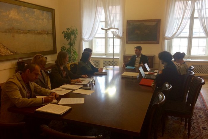 Ilustračný obrázok k článku Primátor Ivo Nesrovnal sa stretol s Dúbravčanmi z lokality Pri kríži