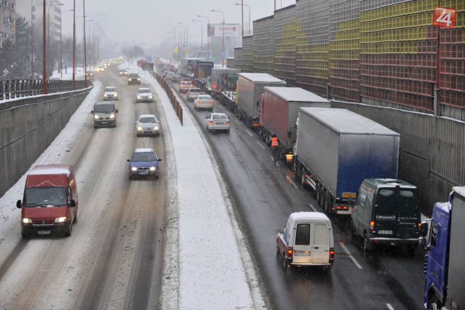 Ilustračný obrázok k článku Národná diaľničná spoločnosť namiesto diaľničných kolektorov rozšíri Seneckú cestu