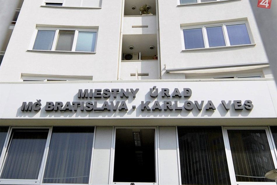 Ilustračný obrázok k článku Podozrivá zákazka na úrade? Novú webku Karlovej Vsi robil starostkin príbuzný