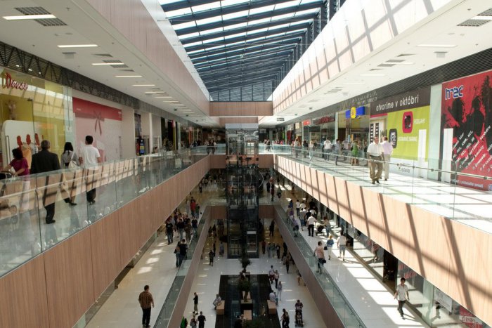 Ilustračný obrázok k článku V predajni nákupného strediska v Nitre sa prepadol strop: Na mieste je statik