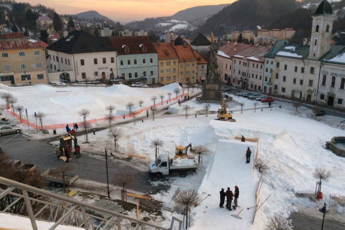 Ilustračný obrázok k článku FOTO z kremnického námestia: Prípravy na Big Air vrcholia