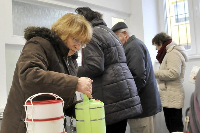 Ilustračný obrázok k článku Koronavírus: Obedy pre seniorov? Vo Zvolene už varí aj školská jedáleň