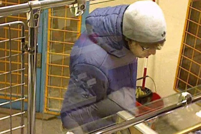 Ilustračný obrázok k článku Nepoznáte muža na fotografii? S pištoľou v ruke prepadol záložňu