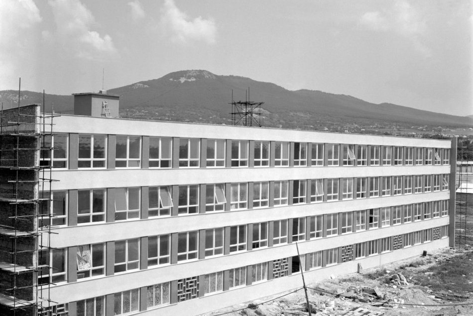 Ilustračný obrázok k článku FOTO: Pred 50-timi rokmi vyrástla budova známej nitranskej ZŠ, vychovala aj vás?