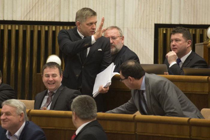 Ilustračný obrázok k článku Začala sa mimoriadna schôdza na odvolanie premiéra, Matoviča chceli vykázať zo sály