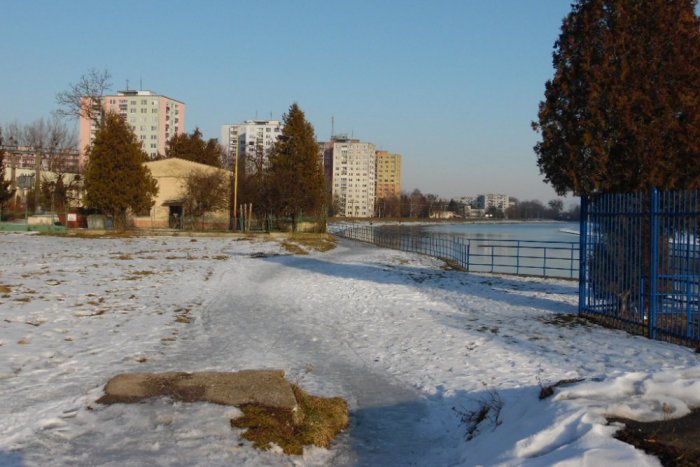 Ilustračný obrázok k článku Uspeje Humenné so žiadosťou o financie? Za knižnicou chcú postaviť prepojovací chodník