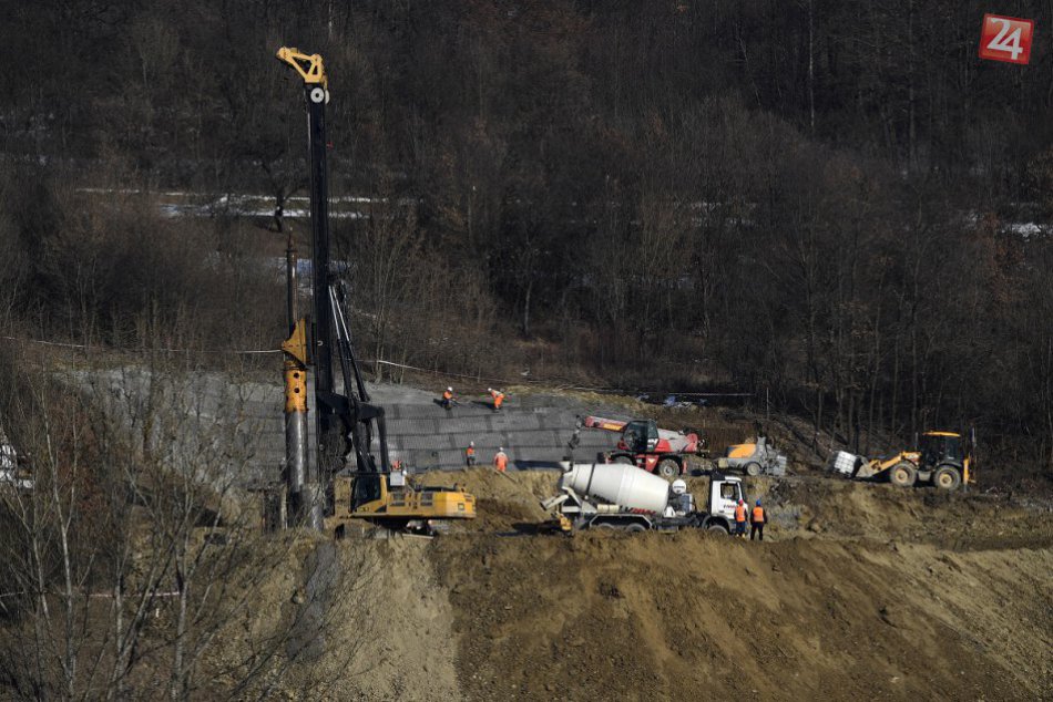 Ilustračný obrázok k článku Modernizácia železnice pri Považskej: Na čo narazili stavbári pod zemou?