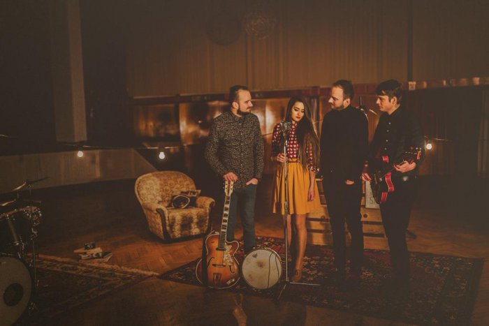 Ilustračný obrázok k článku Pesničku vyšperkovala ich krásna sestra. Humenčania z Jeno´s Brothers majú nový klip