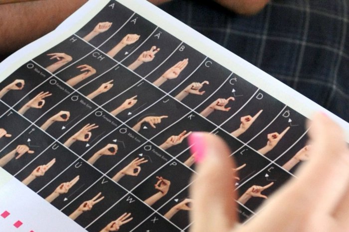 Ilustračný obrázok k článku Úrad v Dúbravke zaviedol pre nepočujúcich služby online tlmočníka