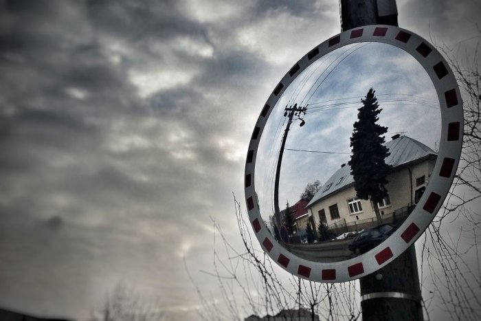 Ilustračný obrázok k článku Pomôcka pre vodičov v Humennom: Kvôli bezpečnosti osadili nové zrkadlo