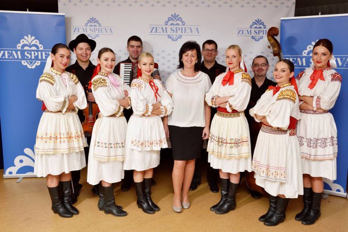 Ilustračný obrázok k článku Naši folkloristi v TV šou Zem spieva: Reakcia pre všetkých fanúšikov, VIDEO