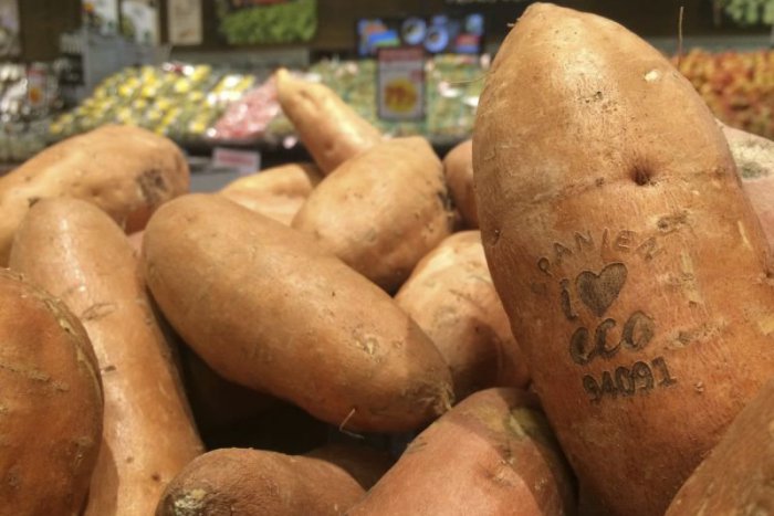 Ilustračný obrázok k článku KURIOZITA DŇA: Ekologické značenie laserom možno nahradí samolepky