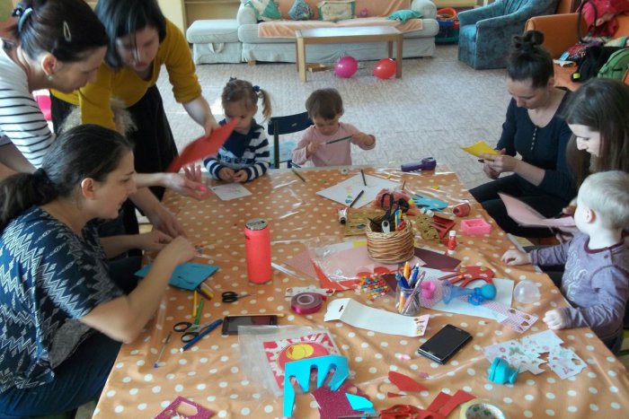 Ilustračný obrázok k článku Mamičky s deťmi v MC Mamy mamám sa činili: Vytvorili si vlastné valentínky