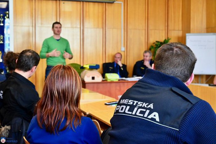 Ilustračný obrázok k článku AED bude mať kvalifikovanú obsluhu: Policajti pripravení zachraňovať životy