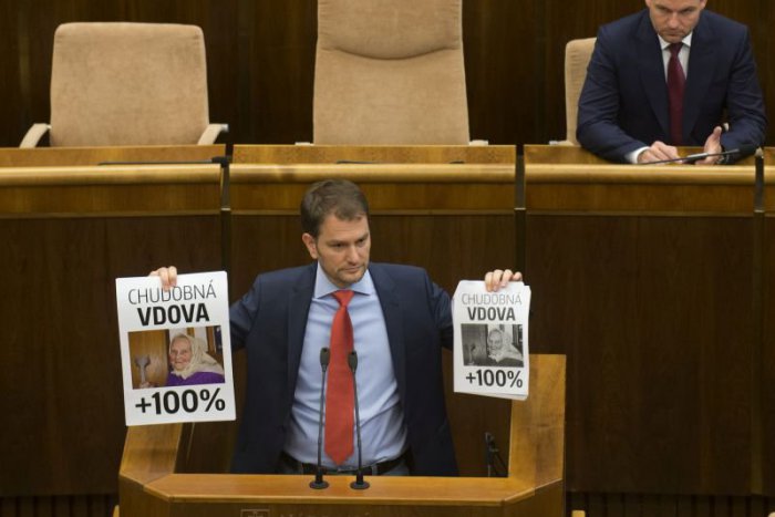 Ilustračný obrázok k článku Fotka nebohej babičky spôsobila politickú vojnu: Kto klame?