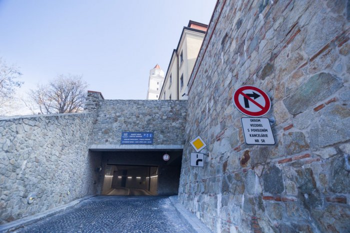 Ilustračný obrázok k článku FOTO: Podzemná parkovacia garáž Hrad nie je určená len poslancom