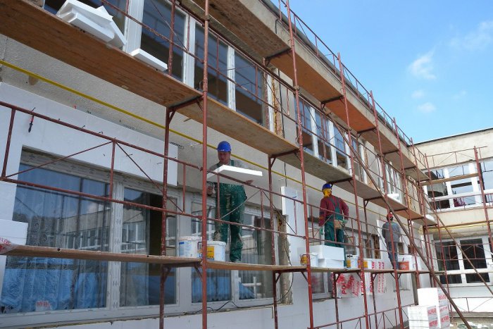 Ilustračný obrázok k článku V Močenku vedia ako na to: Školu si opravujú svojpomocne