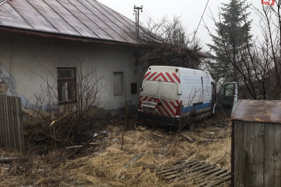 Ilustračný obrázok k článku Vodič sedí v cele: Zaparkoval v odvodňovacom kanáli, policajtom neutiekol