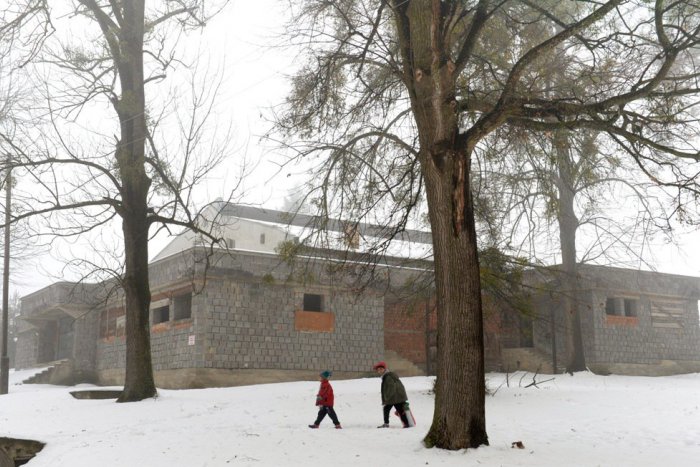 Ilustračný obrázok k článku Kultúrny dom v Nižnej Kamenici je rozostavaný 22 rokov: Čo z neho nakoniec môže vyrásť?