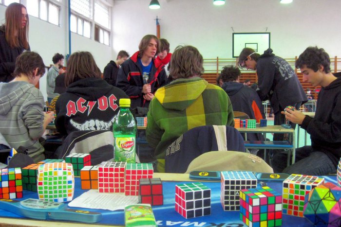 Ilustračný obrázok k článku Bystrickí stredoškoláci so slávnym hlavolamom. Zápoliť budú v skladaní Rubikovej kocky