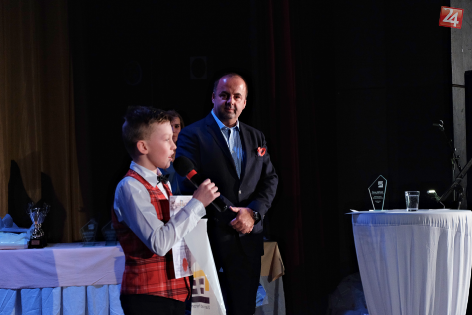 Šimon sa ujal mikrófónu. Trému vraj mal, ruky sa mu ale netriasli.