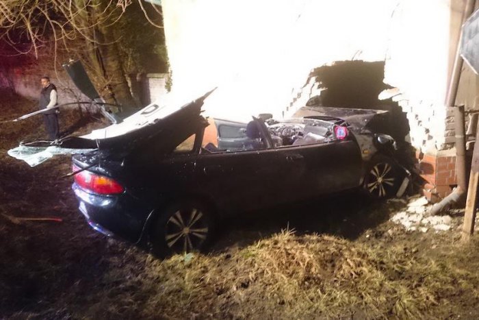 Ilustračný obrázok k článku Za volantom asistoval alkohol. Opitý vodič nabúral do rodinného domu