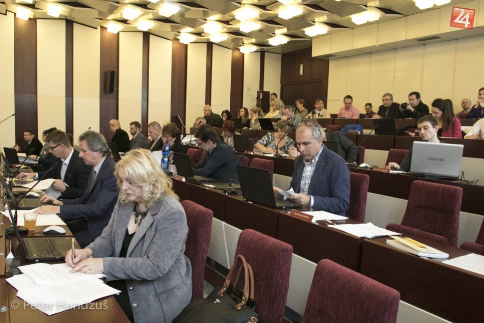 Ilustračný obrázok k článku Sledujte ONLINE: Popradskí poslanci zasadli za hlasovacie zariadenia