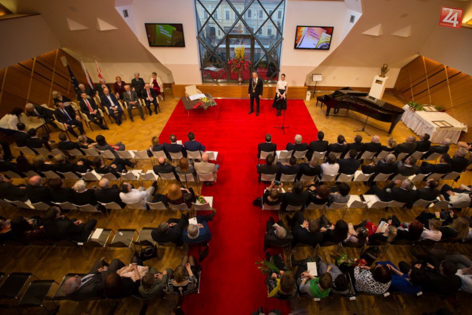 Ilustračný obrázok k článku Pocta pre lekára aj odporcov násilia. Mená tých, ktorí v Bystrici dostali najvyššie ocenenia